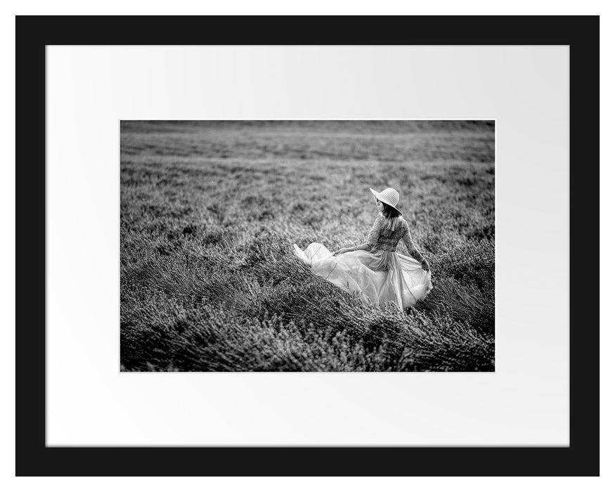 Pixxprint Frau im Kleid läuft durch Lavendelfeld, Monochrome, im Galerie-Passepartout Bilderrahmen