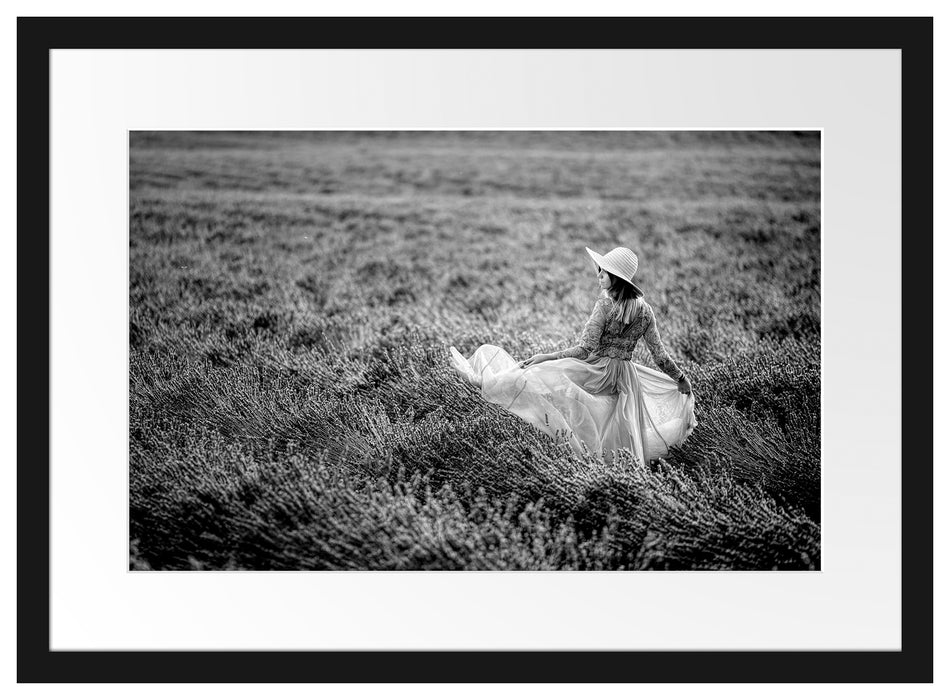 Frau im Kleid läuft durch Lavendelfeld, Monochrome Passepartout Rechteckig 40