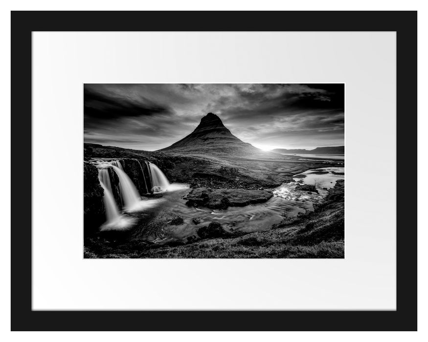 Pixxprint Kirkjufell Vulkan im Sonnenuntergang, Monochrome, im Galerie-Passepartout Bilderrahmen