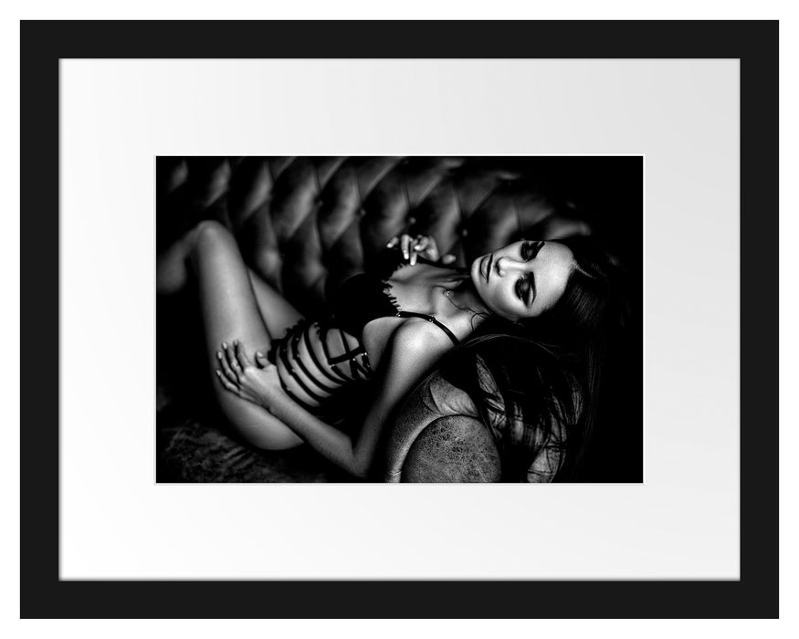 Pixxprint Frau in Dessous räkelt sich auf Sofa, Monochrome, im Galerie-Passepartout Bilderrahmen
