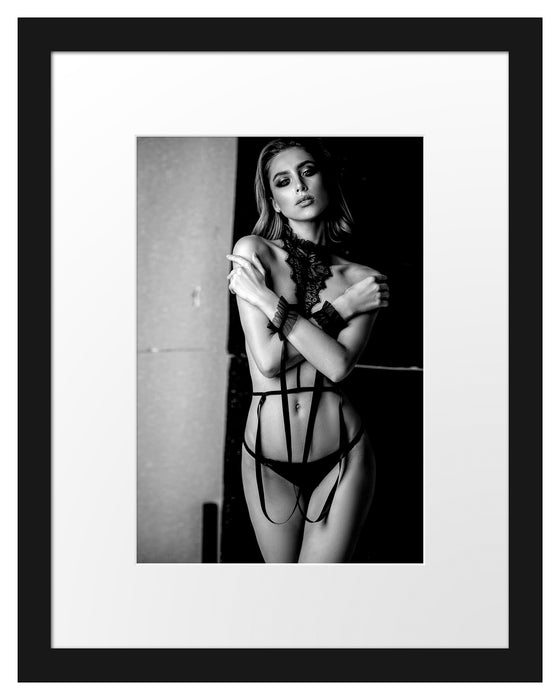 Pixxprint Aktmodell in verführerischen Dessous, Monochrome, im Galerie-Passepartout Bilderrahmen