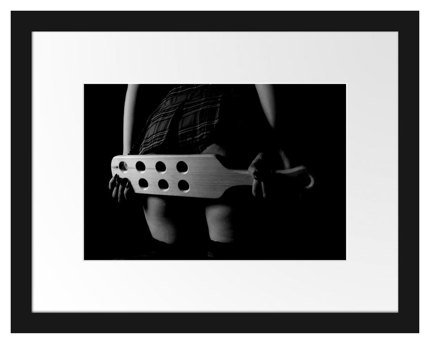 Pixxprint Frau im Schulmädchen-Rock mit Paddel, Monochrome, im Galerie-Passepartout Bilderrahmen