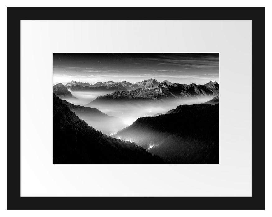 Pixxprint Leuchtender Nebel in Bergtälern, Monochrome, im Galerie-Passepartout Bilderrahmen