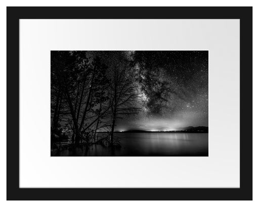 Bäume am See in sternenklarer Nacht, Monochrome Passepartout Rechteckig 30
