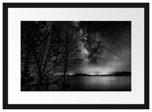 Bäume am See in sternenklarer Nacht, Monochrome Passepartout Rechteckig 40