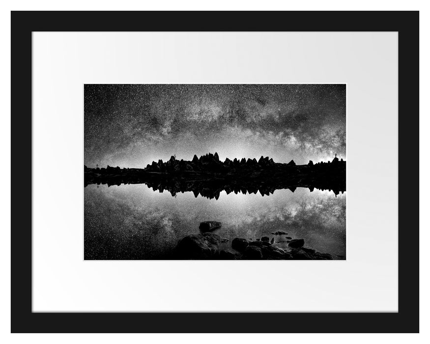 Pixxprint Reflexion des Sternenhimmels über Felsen, Monochrome, im Galerie-Passepartout Bilderrahmen