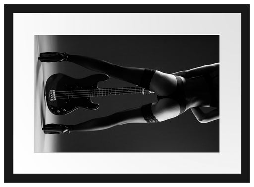 Frau in Spitzenstrümpfen mit Gitarre, Monochrome Passepartout Rechteckig 40