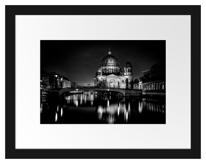 Pixxprint Berliner Dom an der Spree bei Nacht, Monochrome, im Galerie-Passepartout Bilderrahmen
