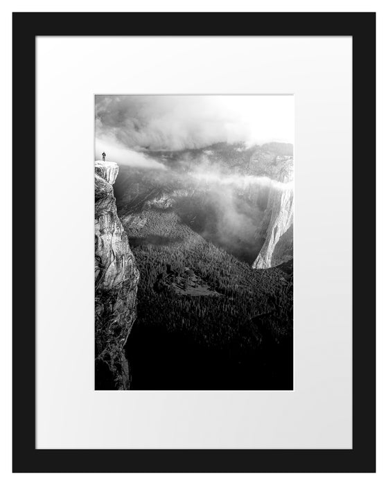 Pixxprint Einsamer Wanderer auf Felsklippe, Monochrome, im Galerie-Passepartout Bilderrahmen