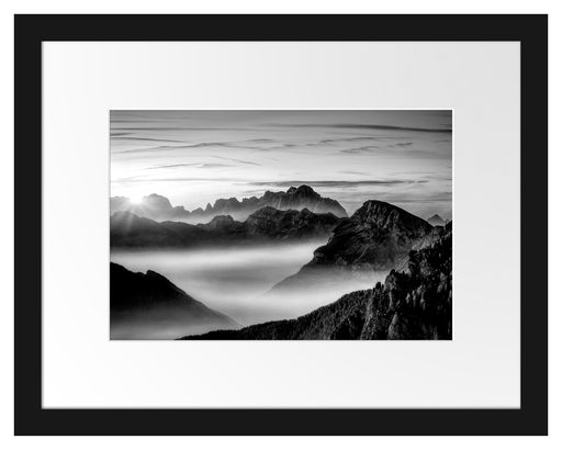Vernebelte Berge bei Sonnenaufgang, Monochrome Passepartout Rechteckig 30