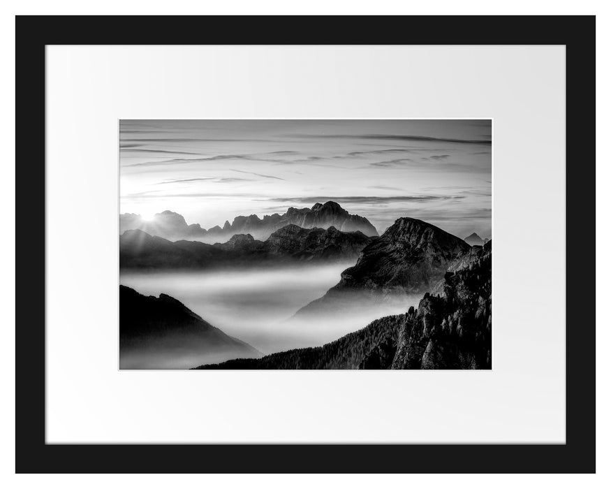 Pixxprint Vernebelte Berge bei Sonnenaufgang, Monochrome, im Galerie-Passepartout Bilderrahmen
