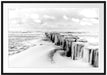 Nahaufnahme Steg aus Holzpföcken am Meer, Monochrome Passepartout Rechteckig 100