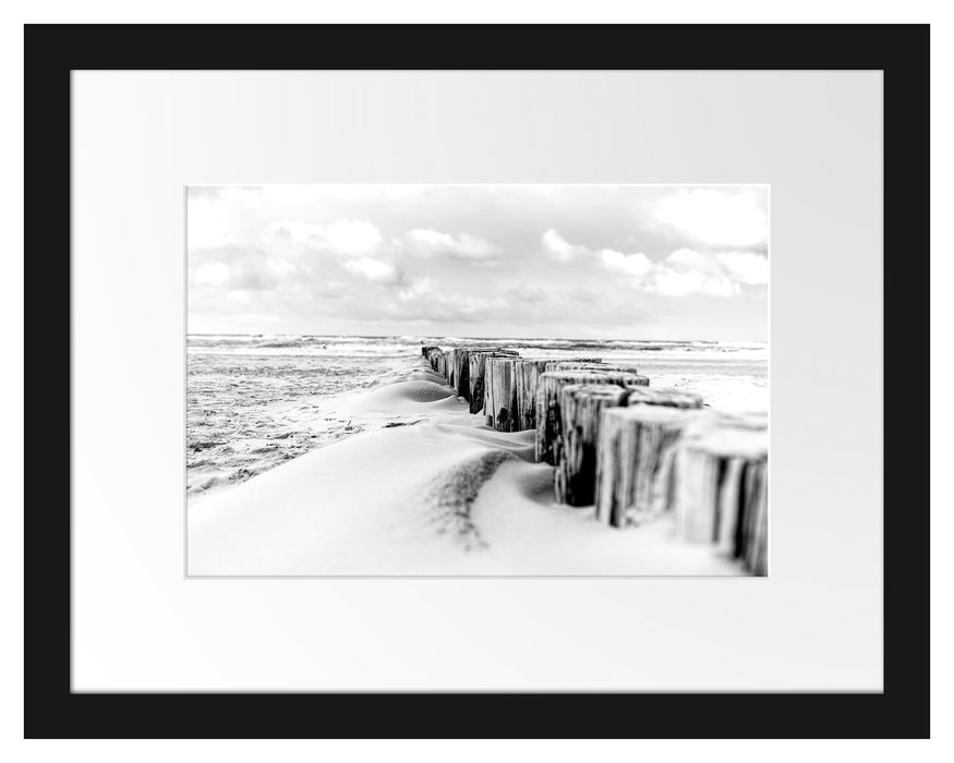 Pixxprint Nahaufnahme Steg aus Holzpföcken am Meer, Monochrome, im Galerie-Passepartout Bilderrahmen