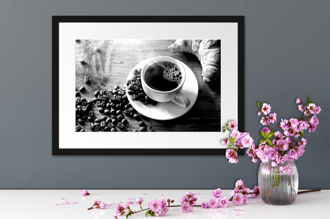 Tasse Kaffee mit Bohnen und Croissant, Monochrome Passepartout Detail Rechteckig