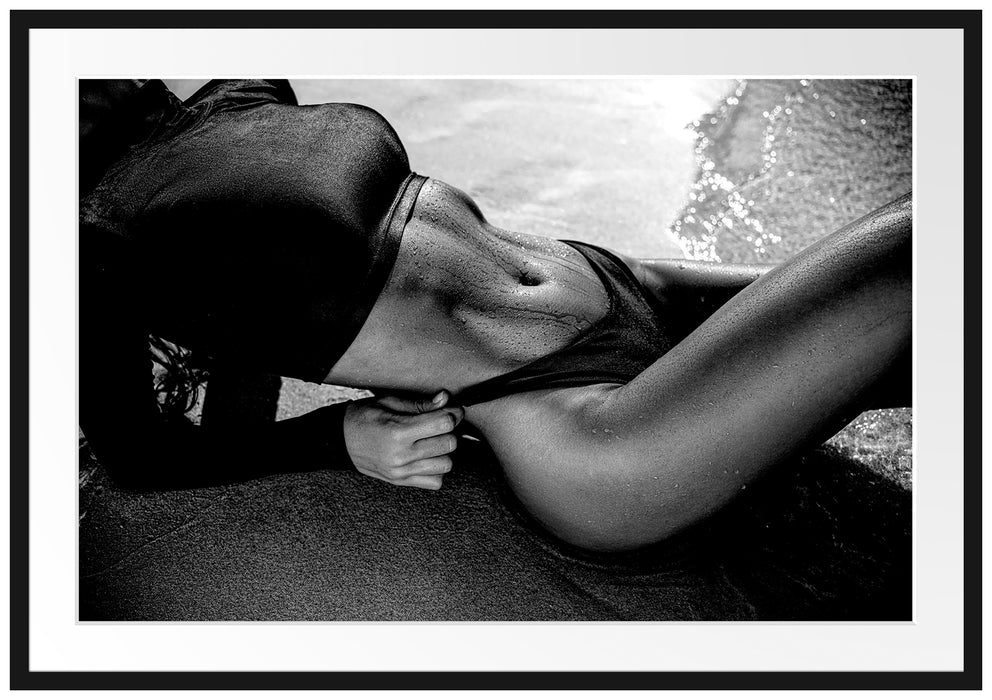 Frau in schwarzem Bikini liegt am Strand, Monochrome Passepartout Rechteckig 100