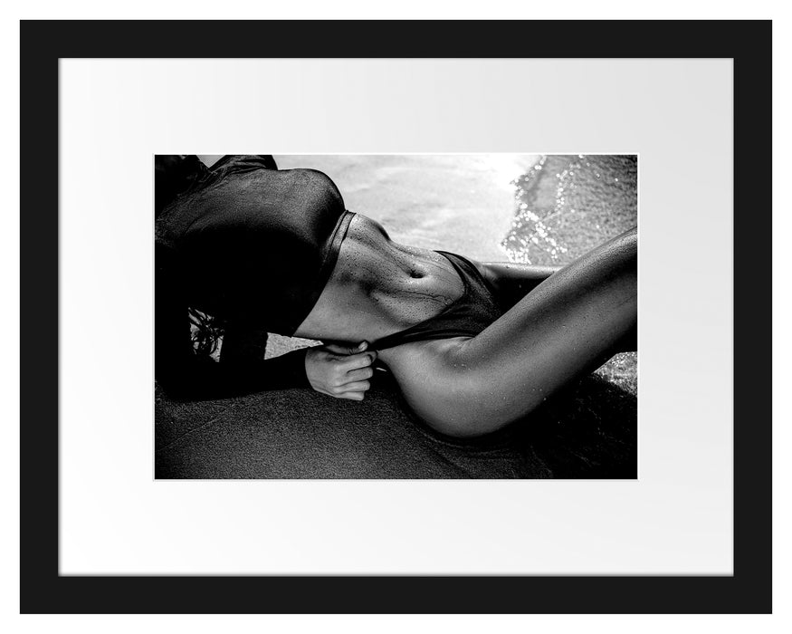 Pixxprint Frau in schwarzem Bikini liegt am Strand, Monochrome, im Galerie-Passepartout Bilderrahmen