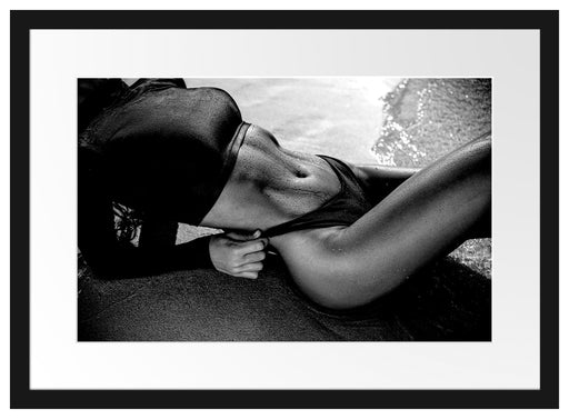 Frau in schwarzem Bikini liegt am Strand, Monochrome Passepartout Rechteckig 40