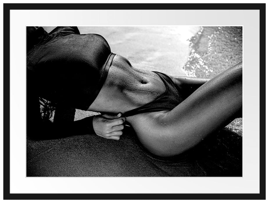 Frau in schwarzem Bikini liegt am Strand, Monochrome Passepartout Rechteckig 80