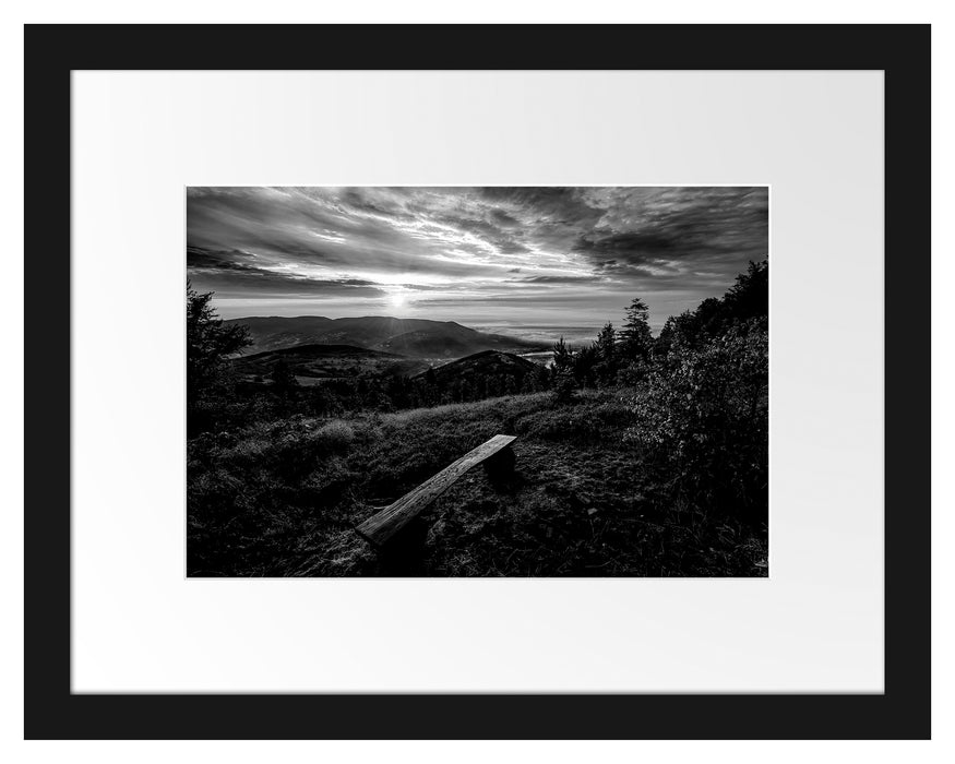 Pixxprint Bank auf Berggipfel bei Sonnenuntergang, Monochrome, im Galerie-Passepartout Bilderrahmen