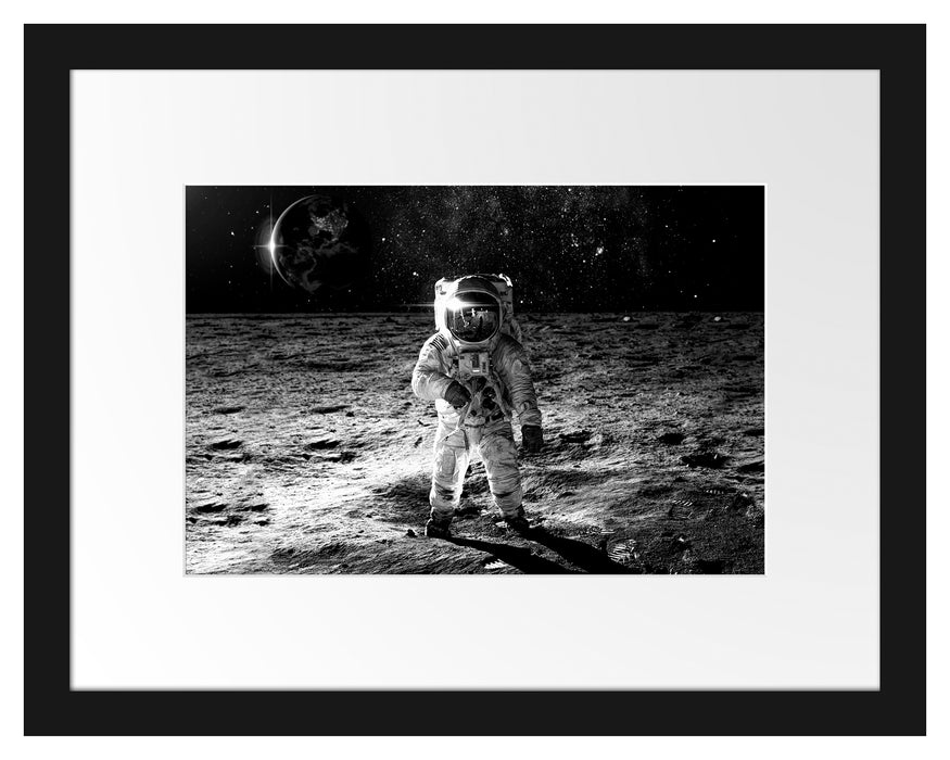 Pixxprint Einsamer Astronaut auf dem Mond, Monochrome, im Galerie-Passepartout Bilderrahmen