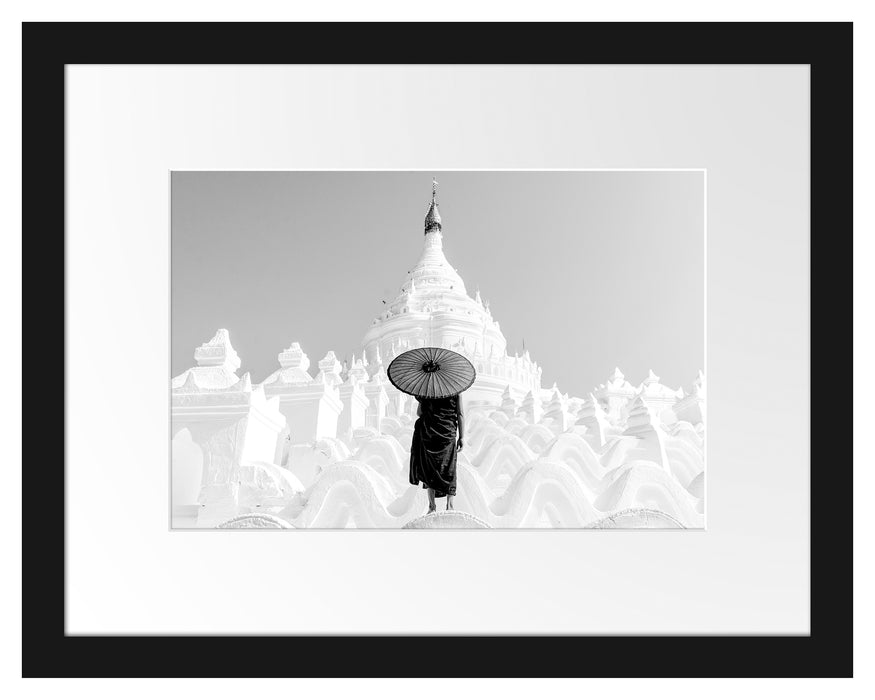 Pixxprint Mönch in rotem Gewand vor weißem Tempel, Monochrome, im Galerie-Passepartout Bilderrahmen