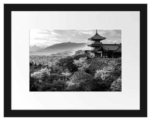 Japanischer Tempel vor nebeliger Stadt, Monochrome Passepartout Rechteckig 30