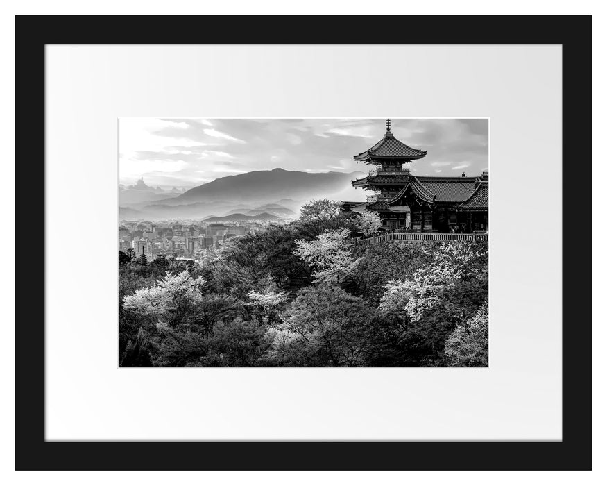 Pixxprint Japanischer Tempel vor nebeliger Stadt, Monochrome, im Galerie-Passepartout Bilderrahmen