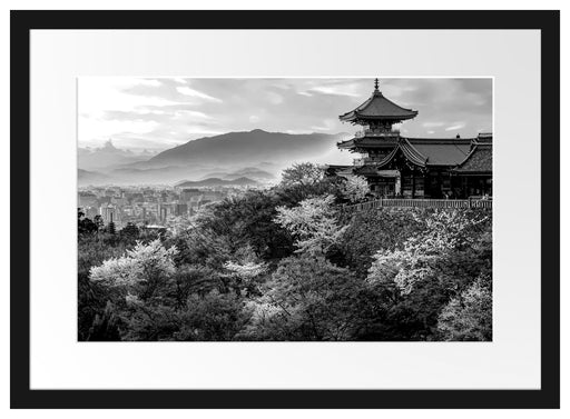Japanischer Tempel vor nebeliger Stadt, Monochrome Passepartout Rechteckig 40
