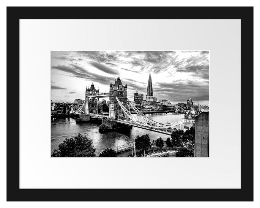 Pixxprint Beleuchtete Tower Bridge am Abend, Monochrome, im Galerie-Passepartout Bilderrahmen