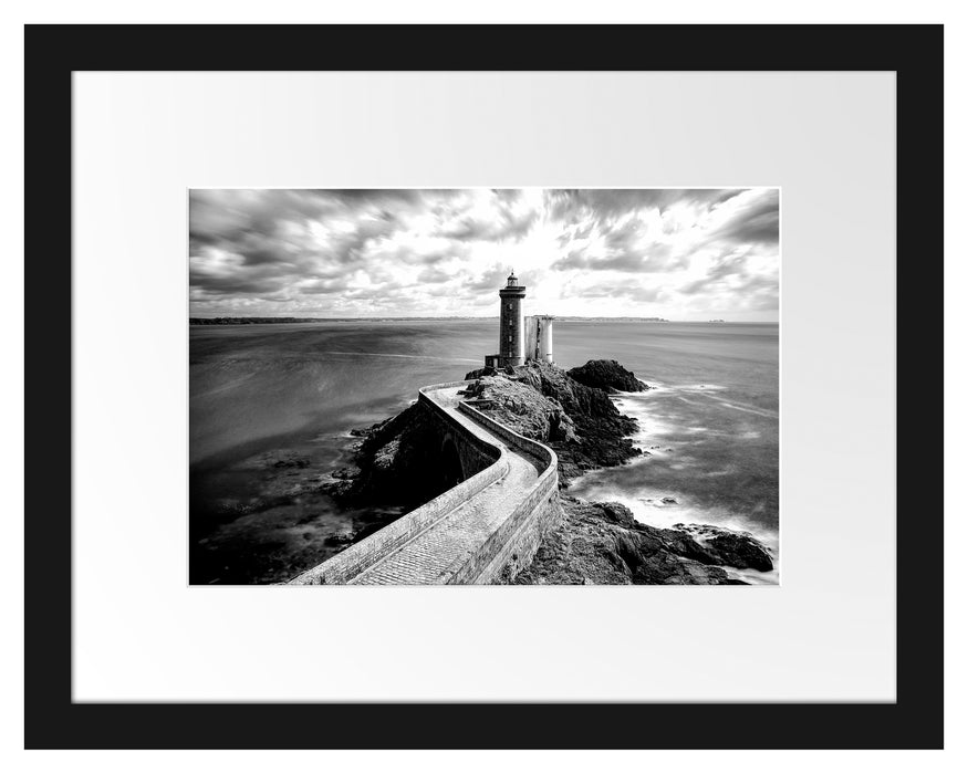 Pixxprint Steinbrücke zum Leuchtturm Phare du Petit Minou, Monochrome, im Galerie-Passepartout Bilderrahmen