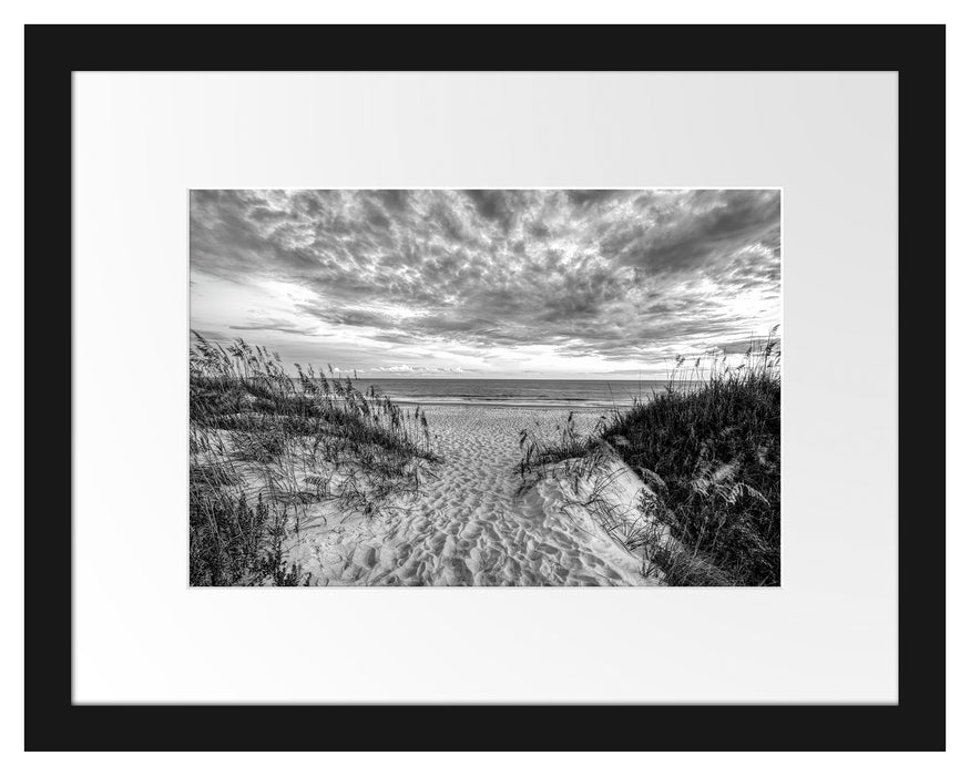 Pixxprint Düneneingang mit Meerblick, Monochrome, im Galerie-Passepartout Bilderrahmen