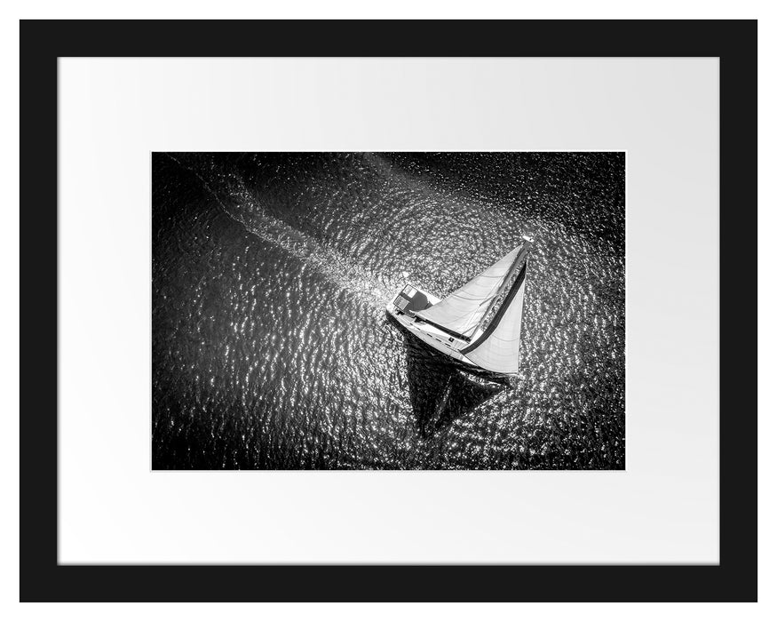 Pixxprint Einsames Segelboot auf dem Meer, Monochrome, im Galerie-Passepartout Bilderrahmen