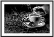 Kaffeetasse mit Bohnen auf Holztisch, Monochrome Passepartout Rechteckig 100