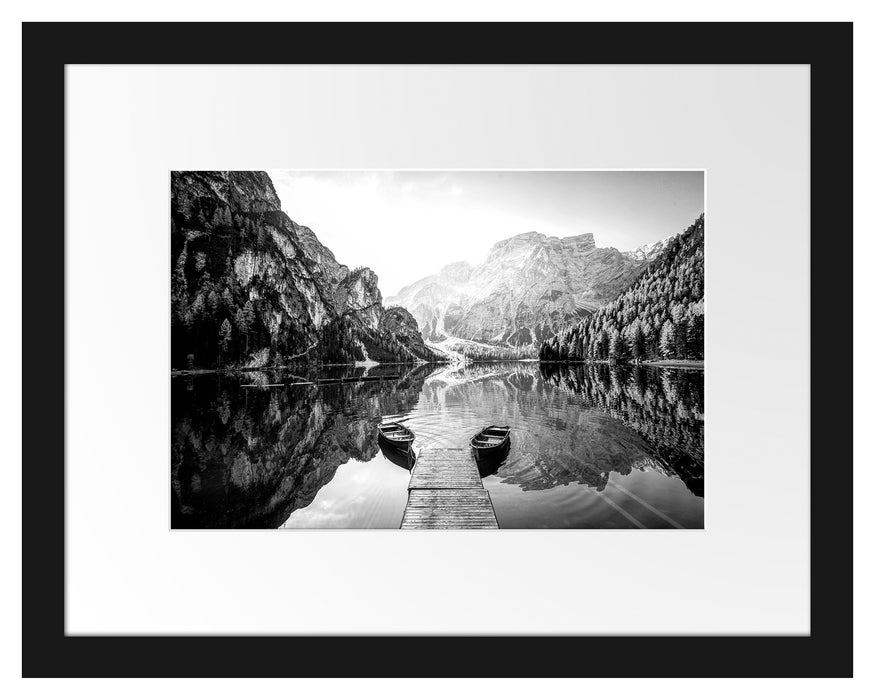 Pixxprint Boote am Steg des Pragser Wildsee, Monochrome, im Galerie-Passepartout Bilderrahmen