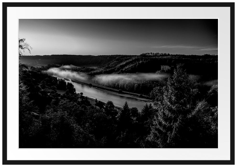 Nebel über Fluss in Waldlandschaft, Monochrome Passepartout Rechteckig 100