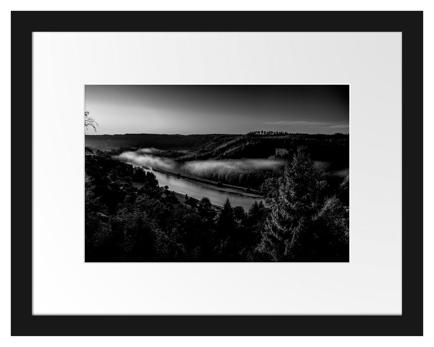 Pixxprint Nebel über Fluss in Waldlandschaft, Monochrome, im Galerie-Passepartout Bilderrahmen