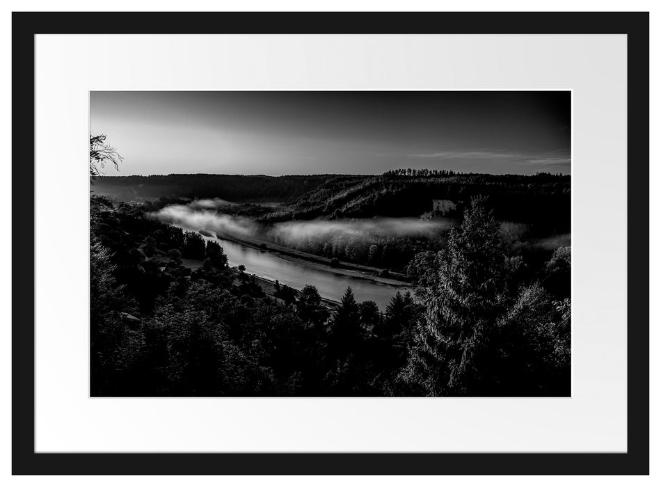 Nebel über Fluss in Waldlandschaft, Monochrome Passepartout Rechteckig 40