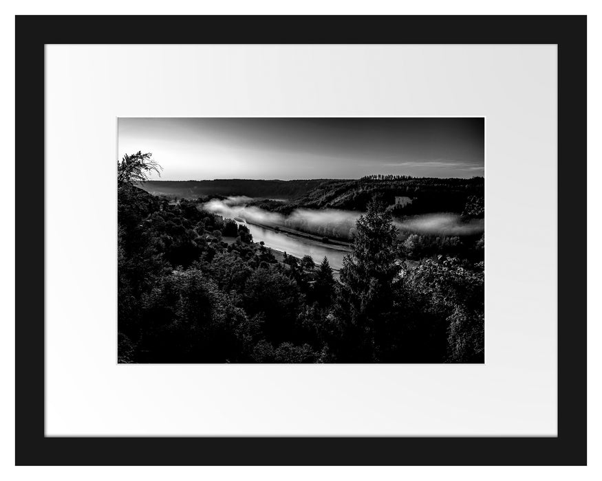 Pixxprint Nebel über Fluss bei Sonnenaufgang, Monochrome, im Galerie-Passepartout Bilderrahmen