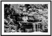 Kleiner Wasserfall über Steinplatten, Monochrome Passepartout Rechteckig 100