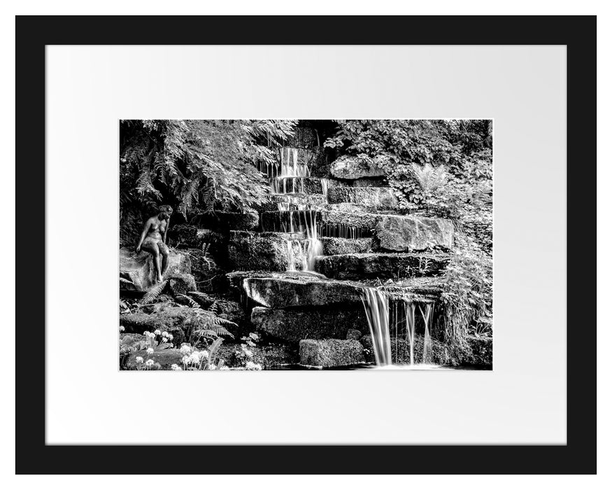 Pixxprint Kleiner Wasserfall über Steinplatten, Monochrome, im Galerie-Passepartout Bilderrahmen