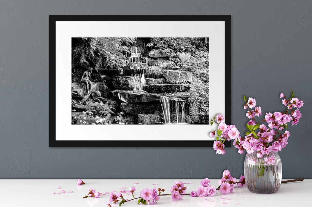 Kleiner Wasserfall über Steinplatten, Monochrome Passepartout Detail Rechteckig