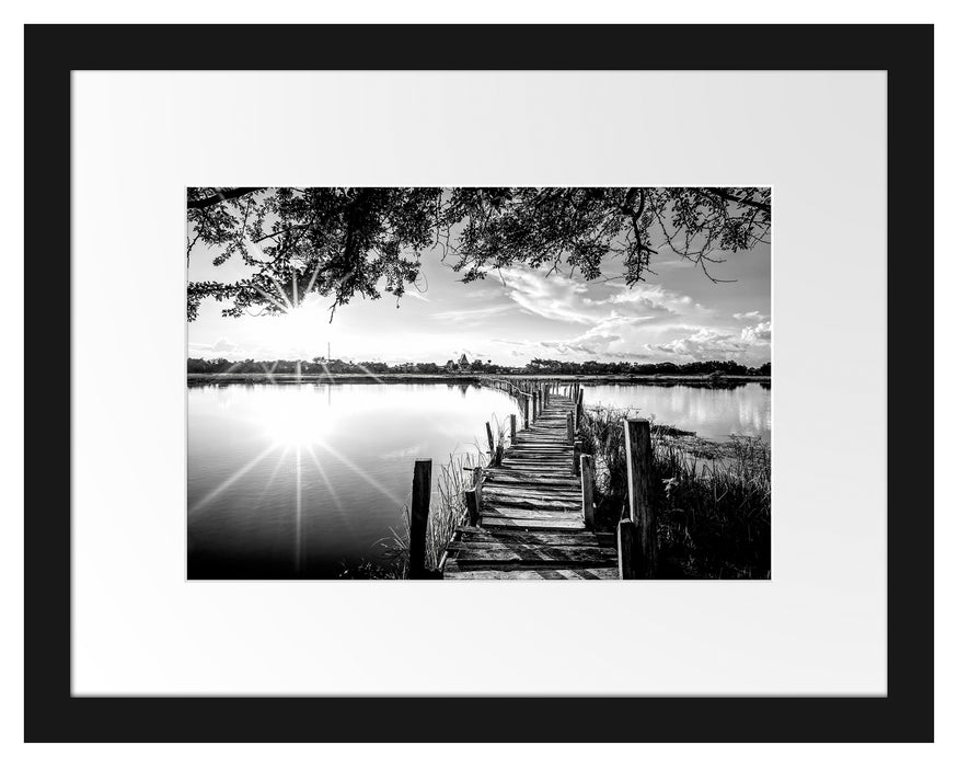 Pixxprint Holzbrücke über Natursee im Sommer, Monochrome, im Galerie-Passepartout Bilderrahmen