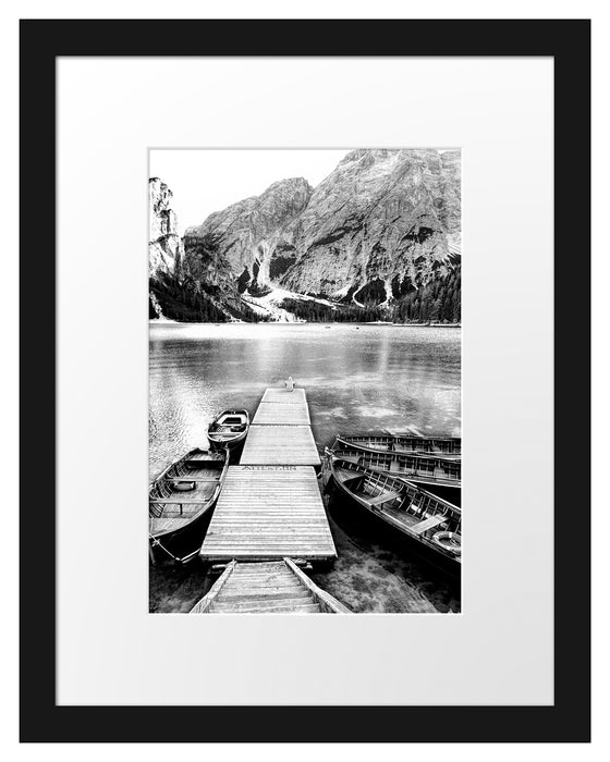 Pixxprint Bootssteg und Berge am Pragser Wildsee, Monochrome, im Galerie-Passepartout Bilderrahmen
