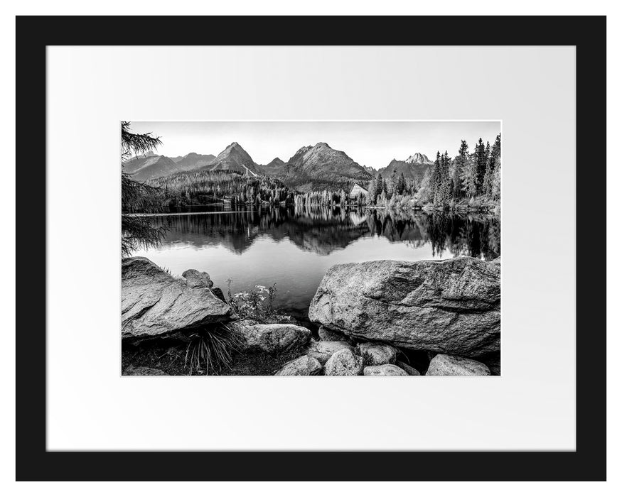 Pixxprint Herbstlicher Natursee in der Slowakei, Monochrome, im Galerie-Passepartout Bilderrahmen