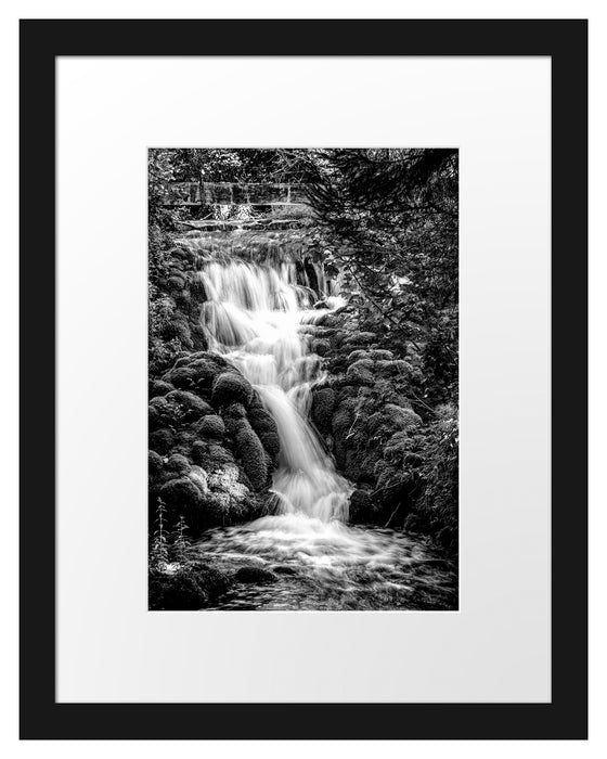 Pixxprint Wasserfall im grünen Wald, Monochrome, im Galerie-Passepartout Bilderrahmen