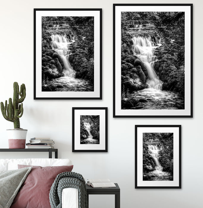 Wasserfall im grünen Wald, Monochrome Passepartout Wohnzimmer Rechteckig
