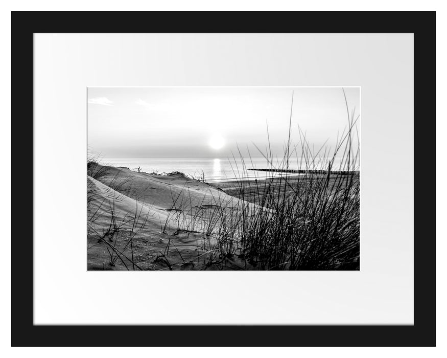 Pixxprint Dünenblick auf Meer bei Sonnenuntergang, Monochrome, im Galerie-Passepartout Bilderrahmen