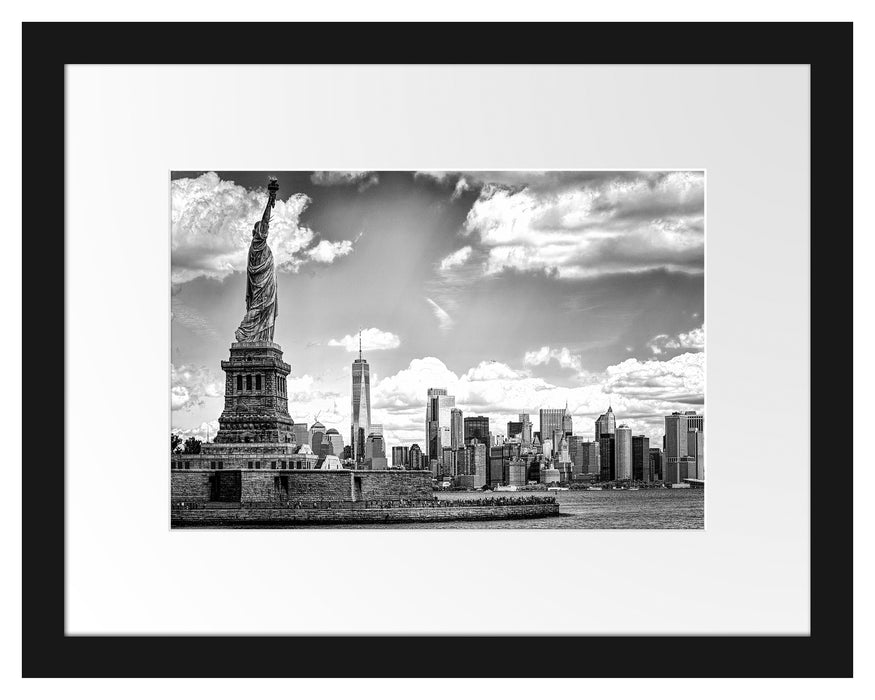 Pixxprint Freiheitsstatue mit New Yorker Skyline, Monochrome, im Galerie-Passepartout Bilderrahmen
