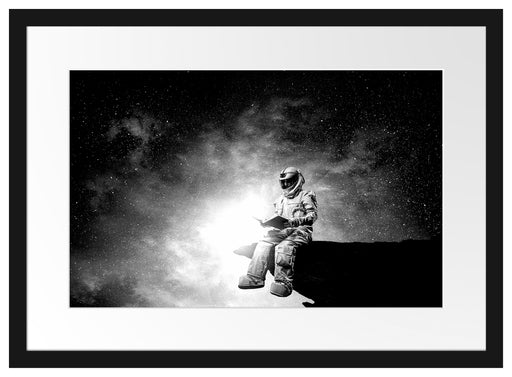 Lesender Astronaut auf Vorsprung vor Galaxie, Monochrome Passepartout Rechteckig 40