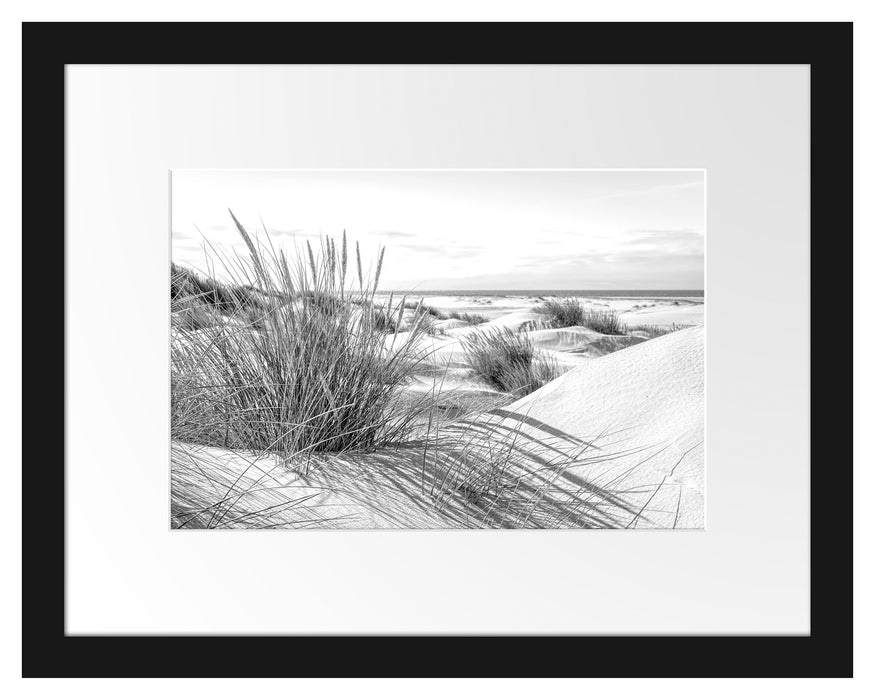 Pixxprint Grasige Dünenlandschaft am Meer, Monochrome, im Galerie-Passepartout Bilderrahmen